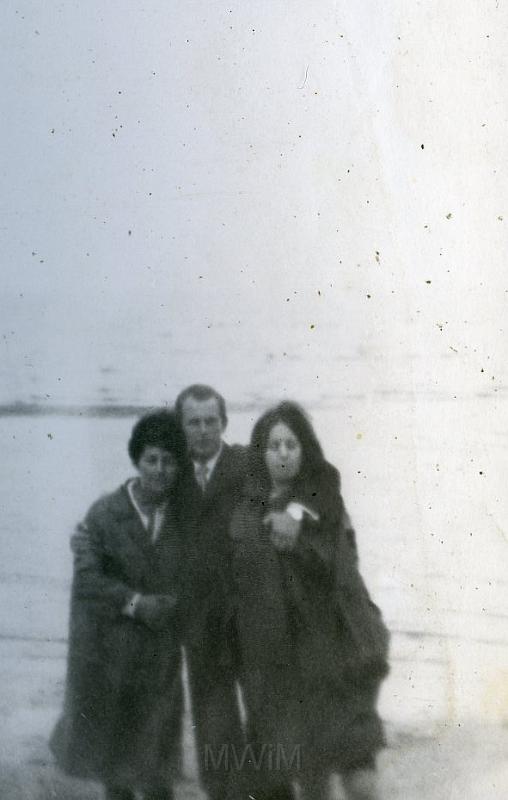 KKE 2401.jpg - Fot. Grupowa. Od lewej: Maria Kołakowska (z domu Bujko) – mama Janusza Kołakowskiego, Janusz Kołakowski z żoną Teresa Kołakowska, Frombork, 1971 r.
